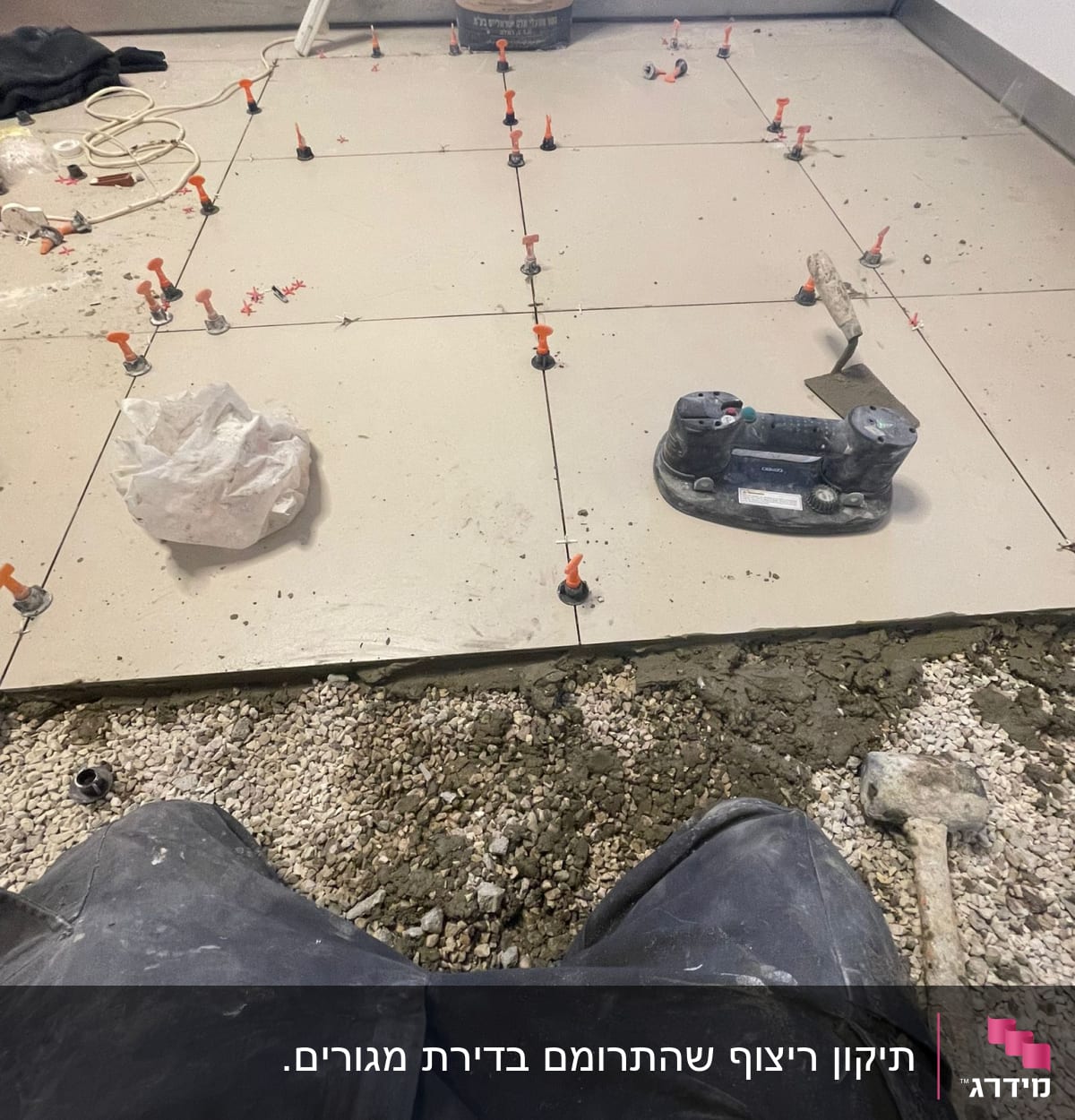 ריצוף קרמיקה עם כלים וחומרים לריצוף
